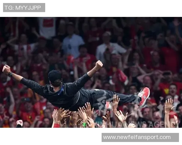 德里欧赛后高举欧冠MVP奖杯庆祝对利物浦的精彩表现与进球荣耀